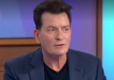 Ator de ‘Os Gonnies’ acusa Charlie Sheen de estupro: ‘em plena luz do dia'