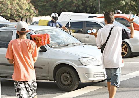Menino é arrastado e estuprado dentro de carro enquanto vendia balas no 'sinal' em Manaus