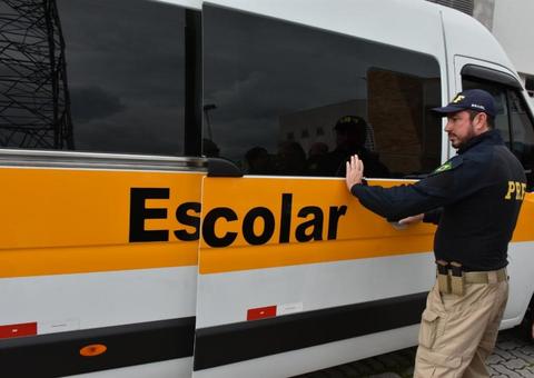Motorista de van escolar é multado ao ser flagrado dirigindo bêbado e com CNH vencida 
