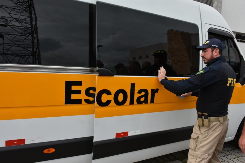 Motorista de van escolar é multado ao ser flagrado dirigindo bêbado e com CNH vencida 