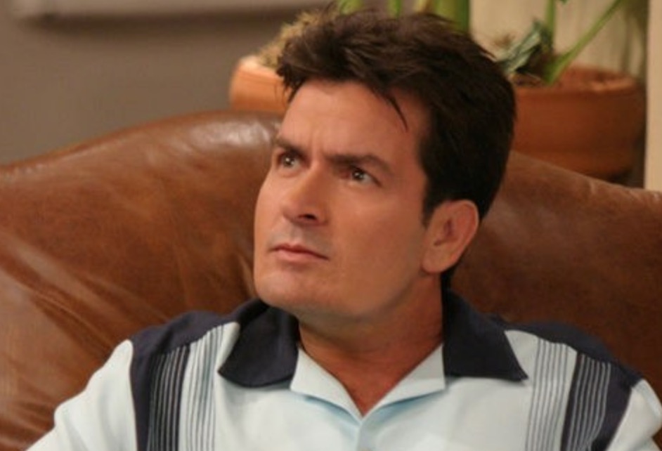 Charlie Sheen é acusado por ator de estuprar menino de 13 anos