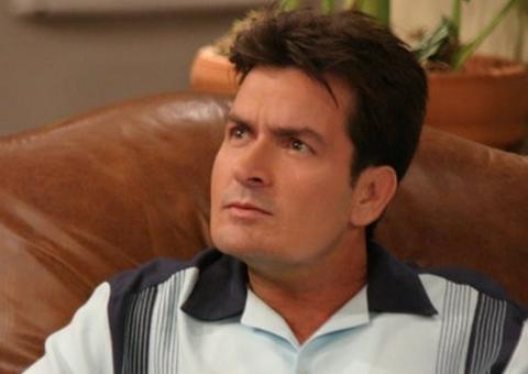 Charlie Sheen é acusado por ator de estuprar menino de 13 anos
