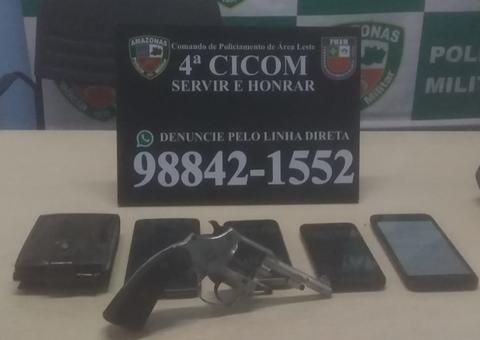 Escondidos em terreno baldio, assaltantes de ônibus são presos em Manaus