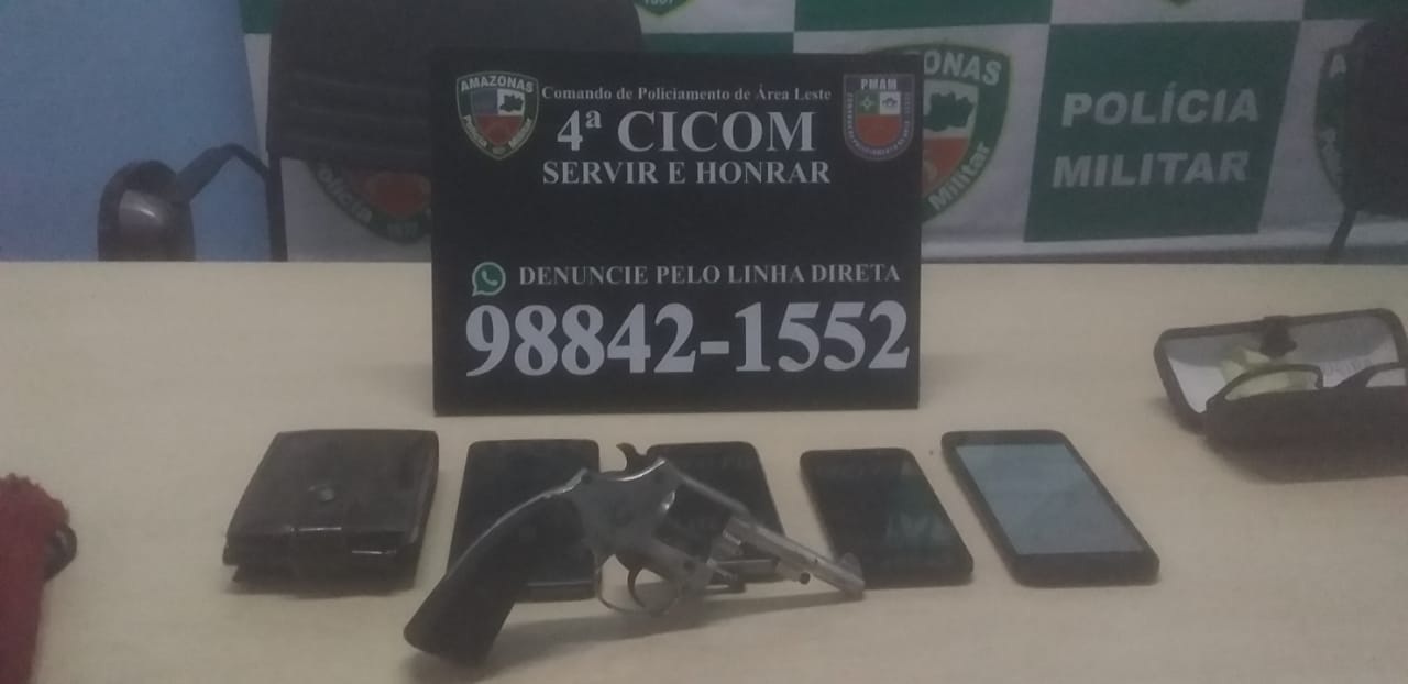 Escondidos em terreno baldio, assaltantes de ônibus são presos em Manaus