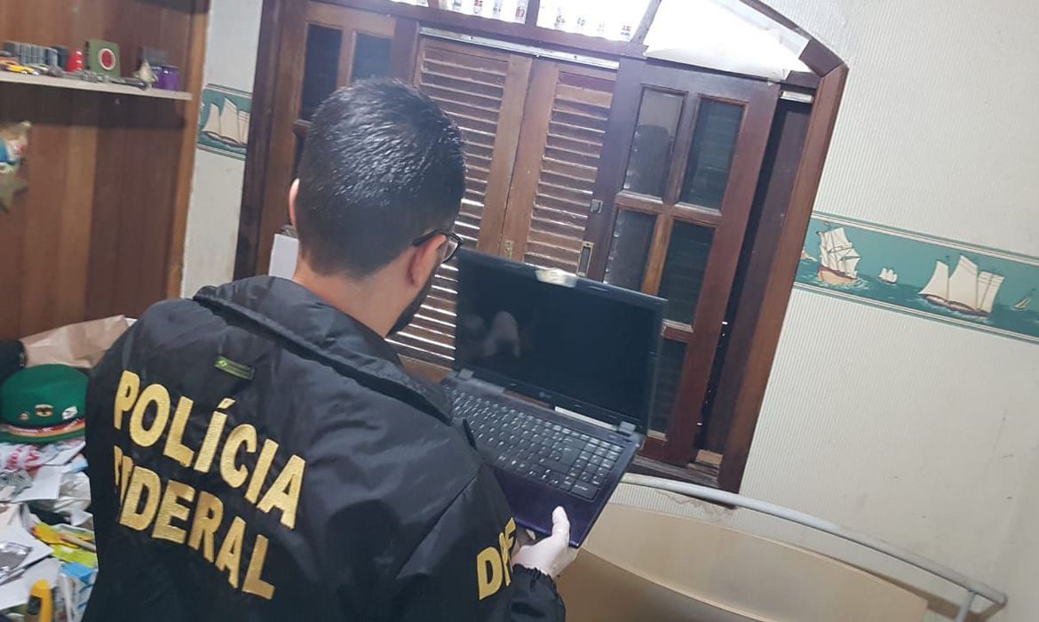 Mães são presas por estuprarem filhos e compartilharem vídeos dos crimes em site pornográfico