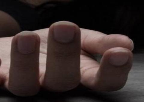 Mulher fica dois dias confinada em casa com o corpo do marido morto por coronavírus