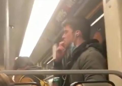 Coronavírus: homem é preso após tirar máscara e passar saliva em barra de metrô 