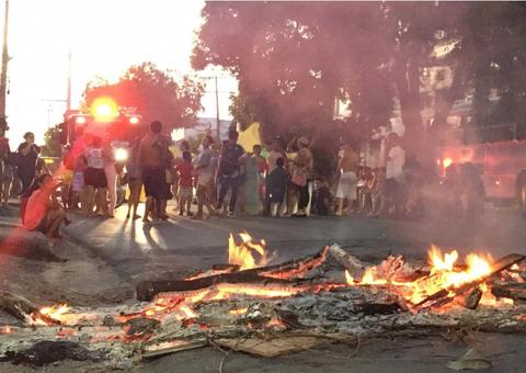 Multidão fecha avenida de Manaus com fogueiras durante manifestação