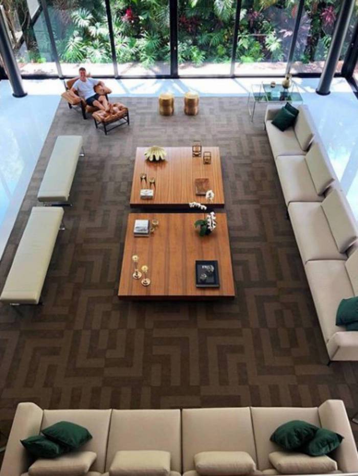 Tamanho da sala de Rodrigo Faro choca seguidores em ‘foto ostentação’