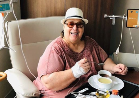 Após raspar cabeça em tratamento contra câncer, Mamma Bruschetta faz peruca com próprio cabelo