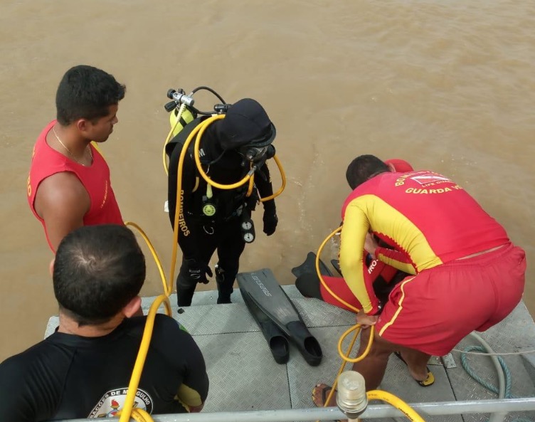 Mulher morta em naufrágio do Anna Karoline III não conseguiu sair do banheiro a tempo