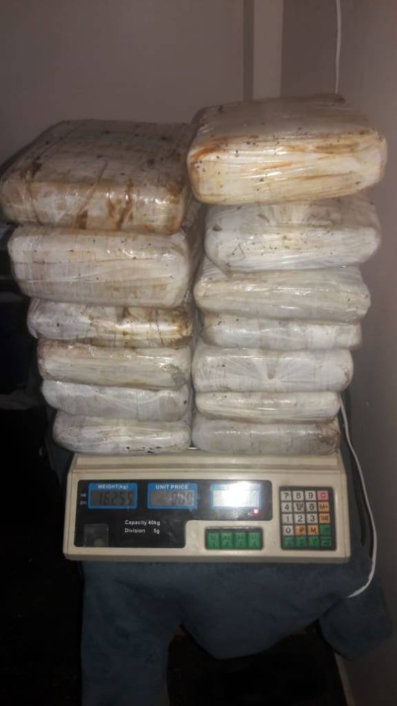 Polícia apreende 30 quilos de maconha dentro de barco no Amazonas 