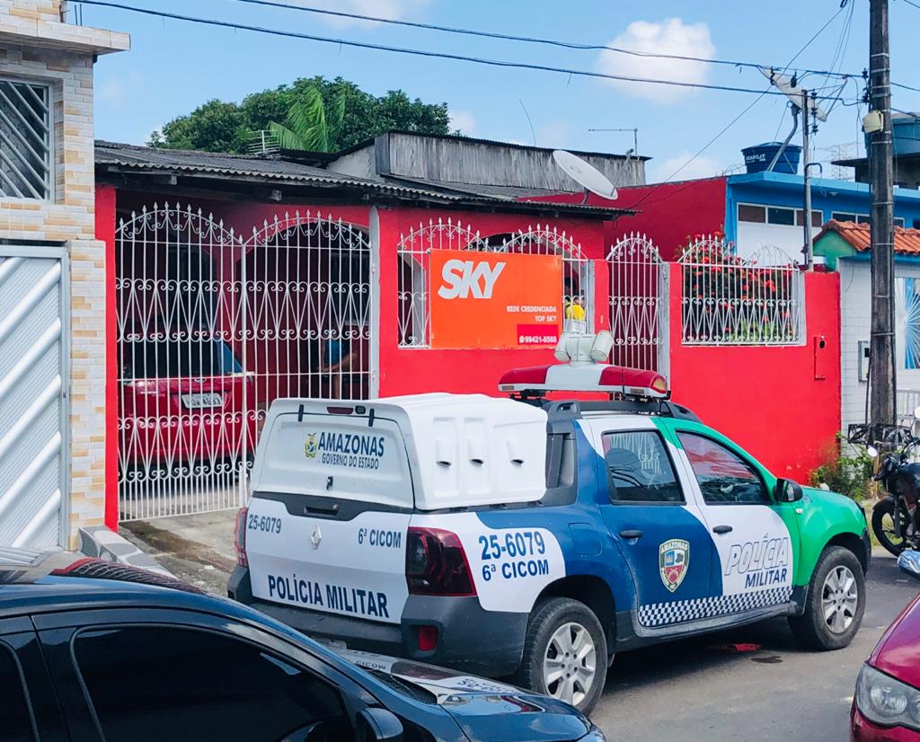 Nu e amarrado, homem é encontrado morto dentro de casa em Manaus