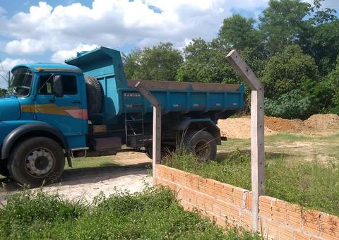 Condutor de caminhão é multado por descarte de entulho em igarapé de Manaus