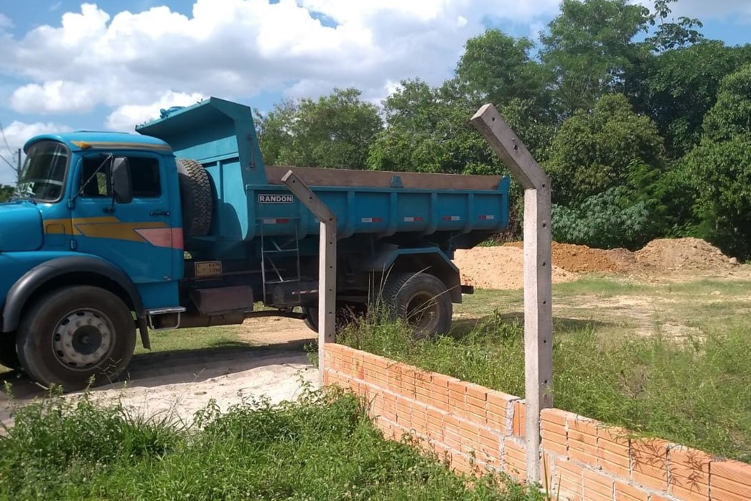 Condutor de caminhão é multado por descarte de entulho em igarapé de Manaus