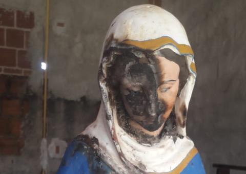 Capela é alvo de vandalismo e imagem de Nossa Senhora da Conceição é queimada 