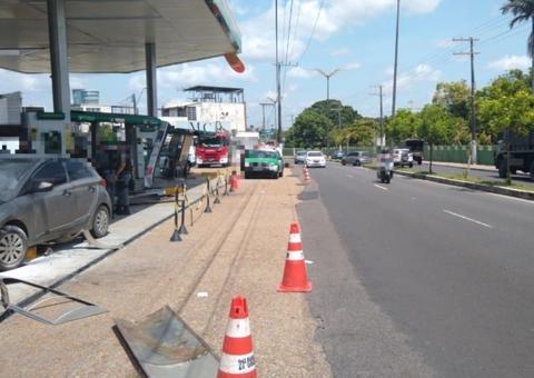 Frentista é atropelado após carro invadir posto e quebrar bombas em Manaus