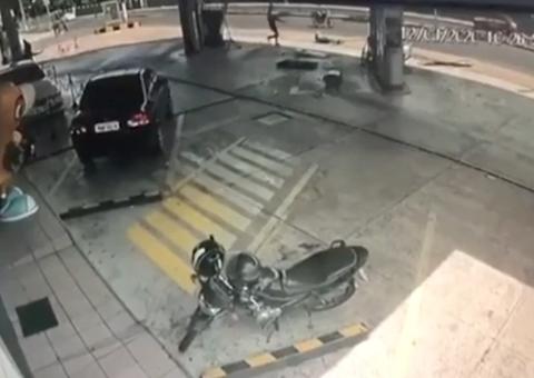 Veja vídeo do momento em que carro passa por cima da perna de frentista em posto de Manaus 