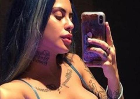 Turbinada, Tati Zaqui posa de sutiã transparente e ‘amaldiçoa’ quem olhar  