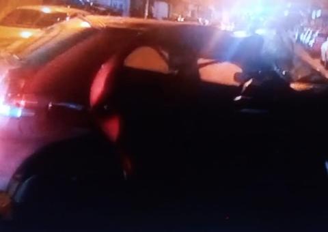 Mulher fica presa às ferragens após carro e ônibus de rota se chocarem em Manaus