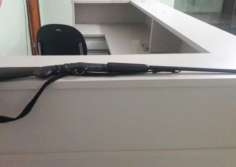 Em Manaus, homem puxa espingarda e ameaça 'metralhar' moradores em ramal