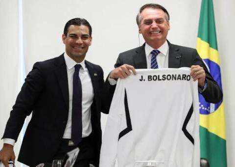 Prefeito de Miami é diagnosticado com coronavírus após evento com Bolsonaro 