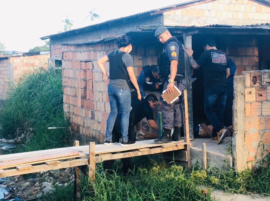 Dupla mata adolescente com 30 tiros durante tarde em Manaus   