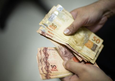 Arthur adianta 13º de servidores e salário de aposentados e pensionistas em Manaus