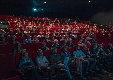 Em meio a coronavírus, salas de cinemas com 10 pessoas são consideradas cheias