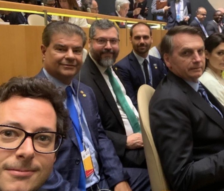 Teste de coronavírus de senador que acompanhou Bolsonaro aos EUA dá positivo