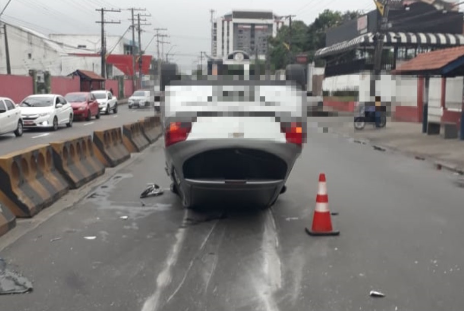Sem direção, carro capota no meio de avenida e deixa motorista ferido em Manaus