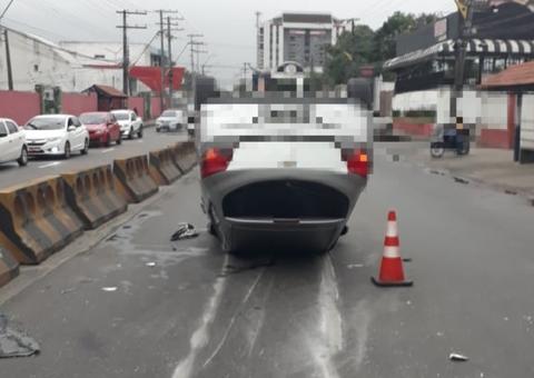 Sem direção, carro capota no meio de avenida e deixa motorista ferido em Manaus