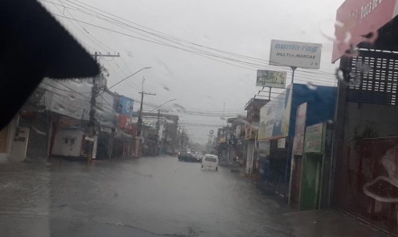 Chuvas causam alagamentos e casa corre risco de desabar em Manaus
