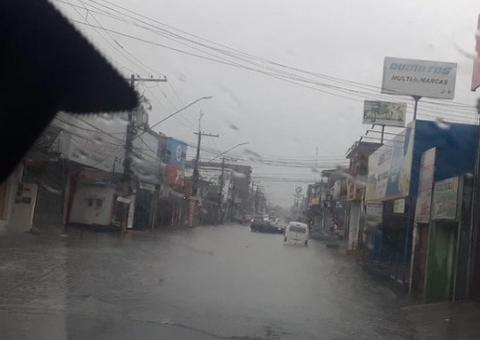 Chuvas causam alagamentos e casa corre risco de desabar em Manaus