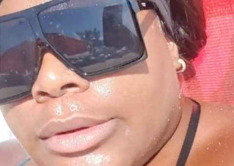 Ousada, Jojo Todynho vai à praia com biquíni de fita isolante: ‘sou dessas’