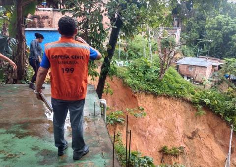  Casa corre risco de desabar após forte chuva em Manaus; confira ocorrências
