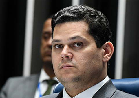 Alcolumbre dispensa senadores e servidores para prevenir coronavírus