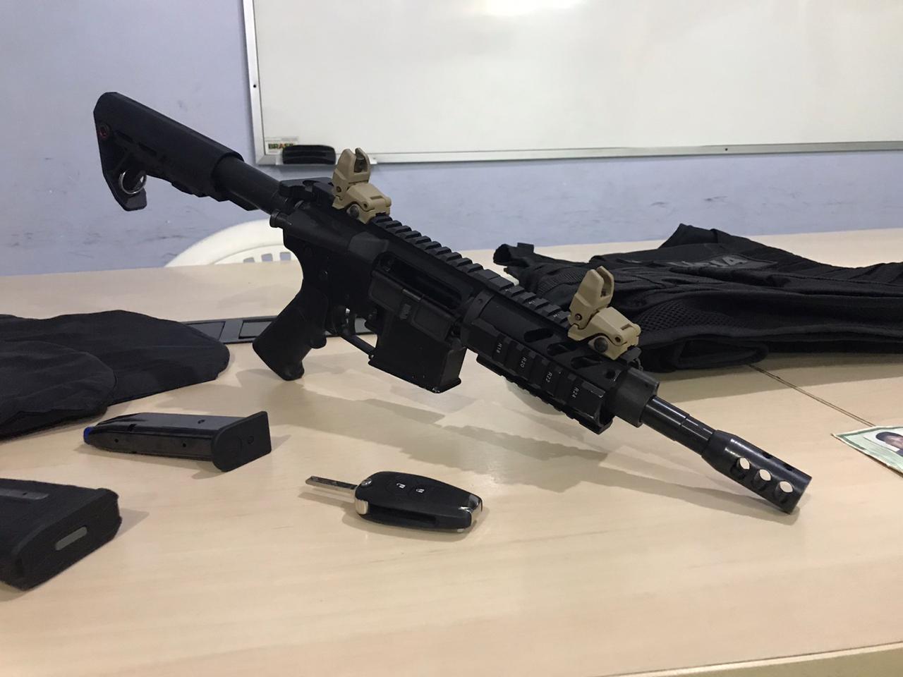 Bandidos abandonam carro com armamento de guerra e colete usado pela Polícia