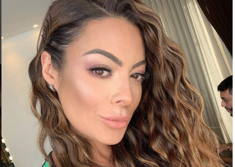 Ex-Fazenda Monique Amin sensualiza de biquíni e 'tira fôlego' dos internautas