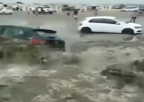 Tsunami meteorológico atinge praia, arrasta carros e faz turistas correrem desesperados