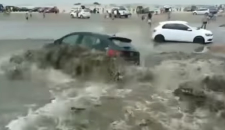 Tsunami meteorológico atinge praia, arrasta carros e faz turistas correrem desesperados