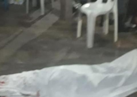 Homem morre ao ser crivado de balas por pistoleiros em bar de Manaus 