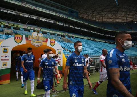 Grêmio entra em campo com máscaras para pedir suspensão de jogos