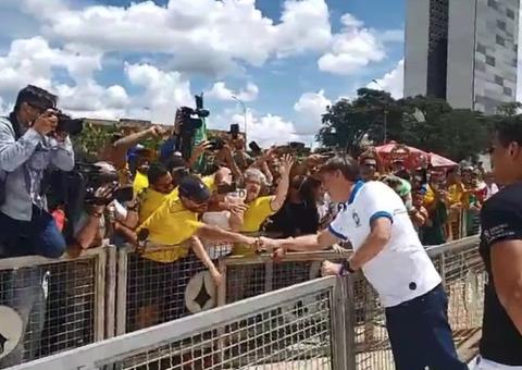 Coronavírus: Bolsonaro cumprimenta manifestantes em ato pró-governo após descumprir isolamento