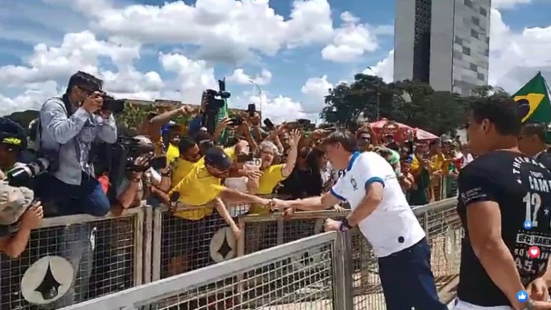 Coronavírus: Bolsonaro cumprimenta manifestantes em ato pró-governo após descumprir isolamento