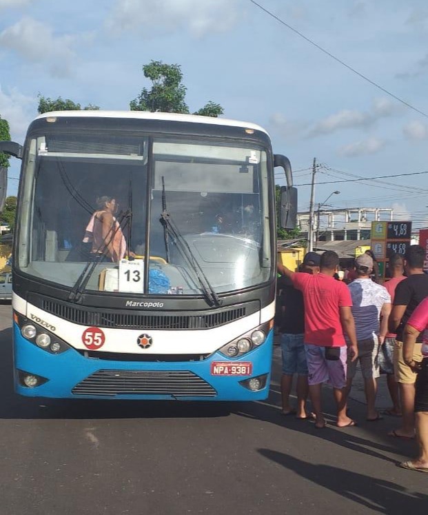 Idoso fica desfigurado após ser atropelado por ônibus ao atravessar a rua em Manaus