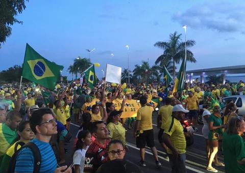Manaus ‘ignora’ coronavírus e manifestantes lotam a Ponta Negra em ato  pró-governo