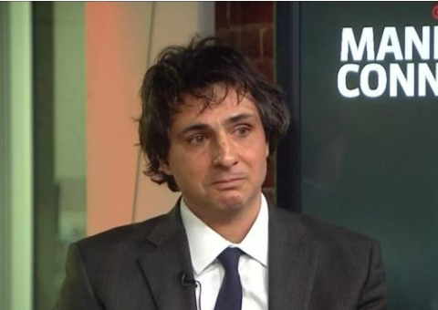 Jornalista Guga Chacra se emociona durante programa ao falar sobre coronavírus