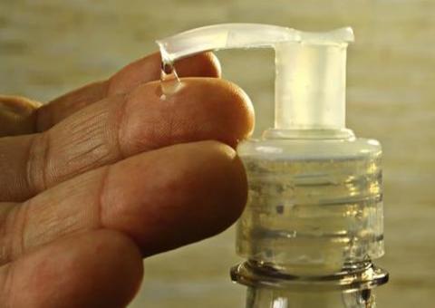 Receitas caseiras de álcool gel são 'Fake News'; veja alternativas mais eficazes 