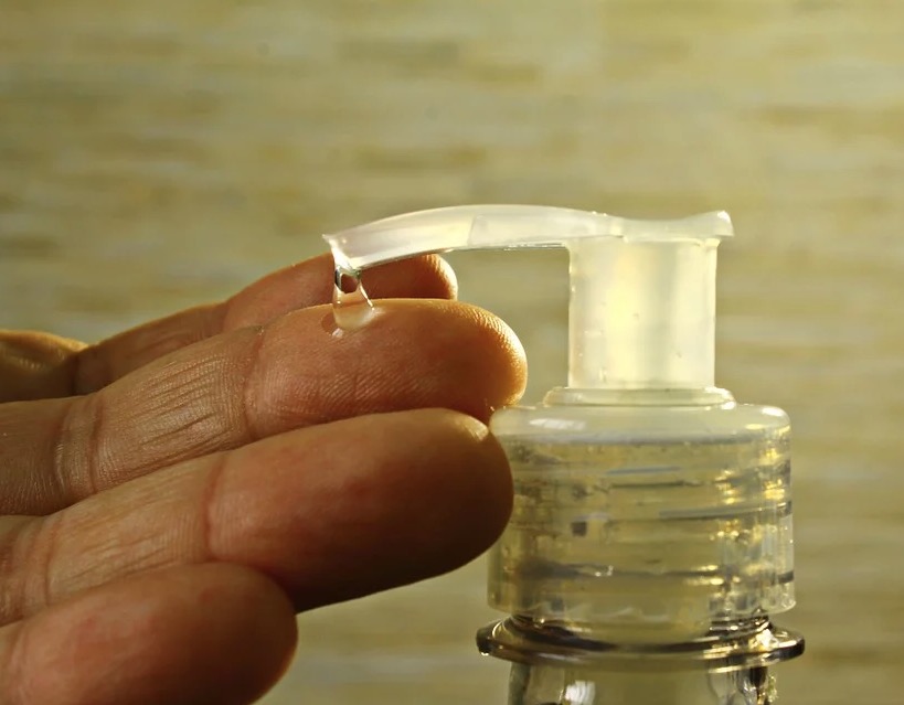Receitas caseiras de álcool gel são 'Fake News'; veja alternativas mais eficazes 